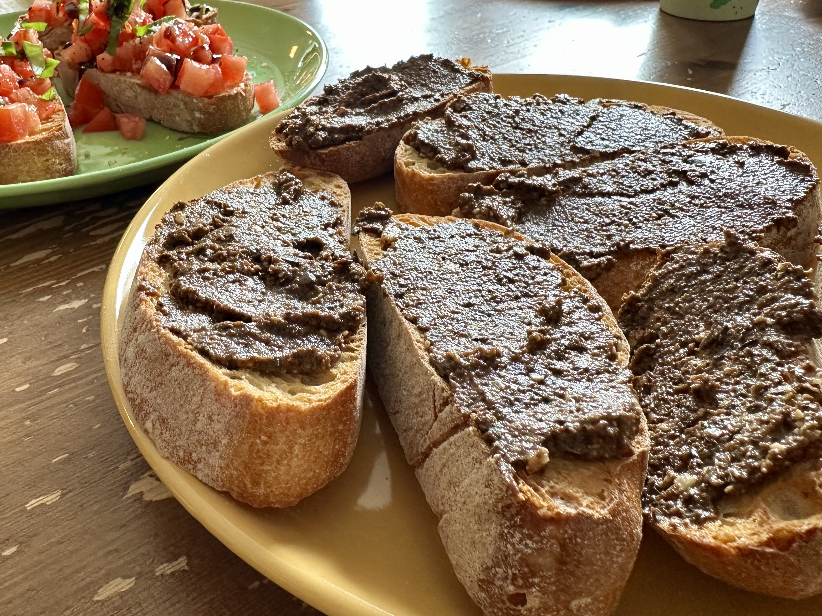 <i>Ciabatta mit</i> <i>Olivencreme</i>